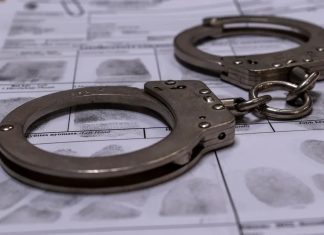 FBI逮捕11名涉嫌在洛杉矶诈骗老人房产和贷款的嫌犯