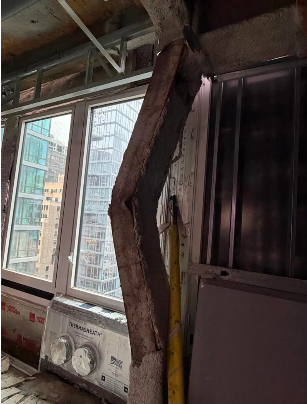 曼哈顿一栋高层建筑因立柱屈曲导致结构不稳,引发倒塌担忧并迫使人员疏散 2 19464299 070726 wabc beam bent img