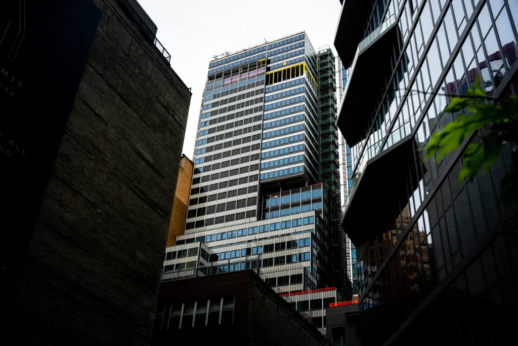 曼哈顿一栋高层建筑因立柱屈曲导致结构不稳,引发倒塌担忧并迫使人员疏散 1 AP26188600608637 1