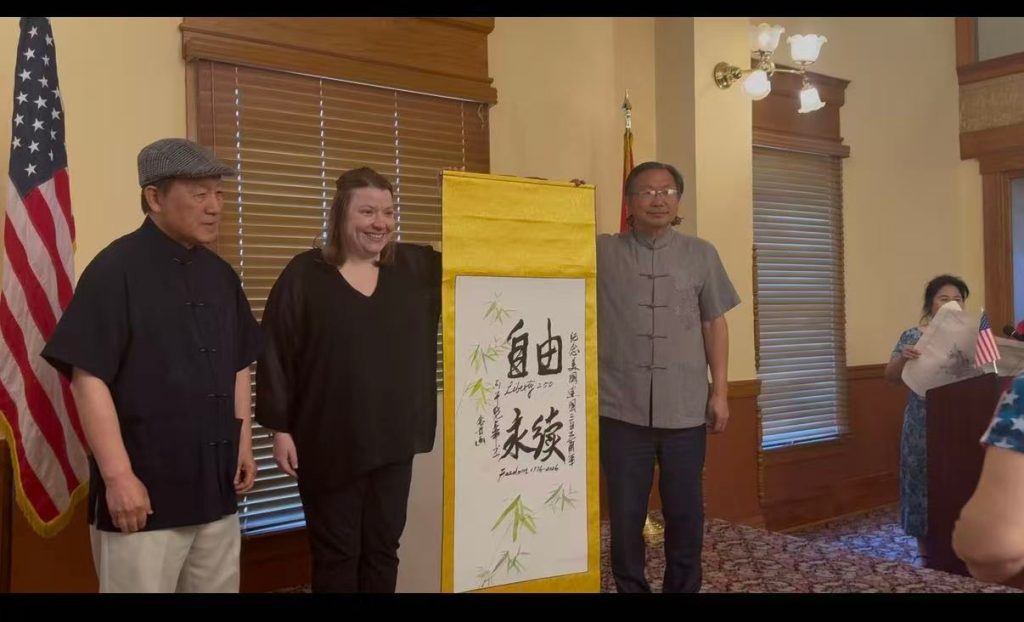 何念丹个展在亚利桑那州府博物馆开幕 孙晓华与何念丹联手现场创作的书画作品被该馆永久收藏 4 Image 20260701192745 6 4170 副本