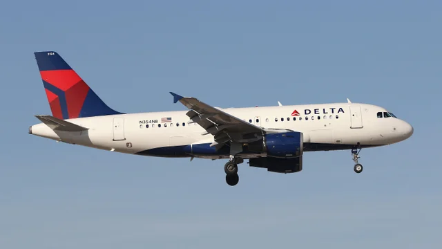 达美航空一架航班在降落芝加哥中途国际机场时被烟花击中 1 delta a319