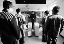 犯人出狱前先学坐地铁