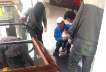 1岁女童逆行上电梯 5根手指被夹断