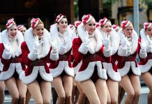 著名舞团”火箭女郎“歌舞秀点亮纽约圣诞季