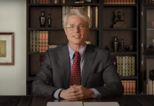 好莱坞影星布拉德·皮特在《周六夜现场》中扮演安东尼·福西博士