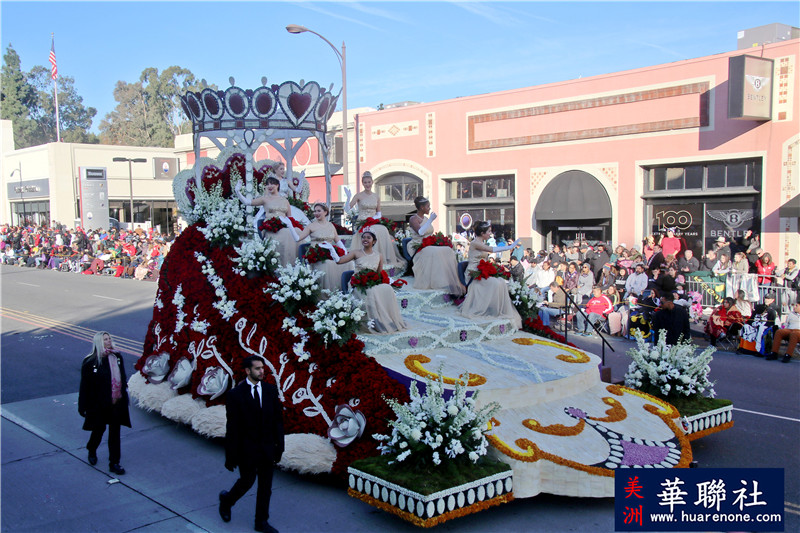 2020年玫瑰皇后和玫瑰公主在2020年1月1日玫瑰花车大游行的花车上