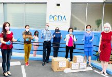 张娴率美国华人妇女联合会向弱势群体赠送感恩节礼物