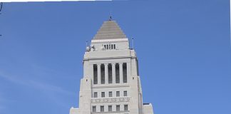 亚凯迪亚高中棒球队员从洛杉矶市政厅跳下身亡 亲友称其是极具天赋的棒球手