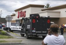 纽约州布法罗市超市大规模枪击案,至少有 8 人丧生