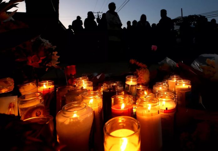 2023年2月19日晚,周日晚上，哀悼者在哈岗为被杀害的罗马天主教主教David O'Connell.(Luis Sinco / Los Angeles Times)