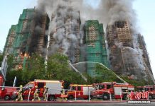习近平向香港新界大埔区住宅楼重大火灾事故遇难人员和殉职的消防员表示哀悼 对遇难者家属和受灾人员表示慰问 要求全力以赴扑灭火灾 努力把火灾伤亡损失降到最低