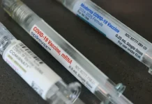 FDA官员称儿童死亡与新冠疫苗 但未提供数据有关