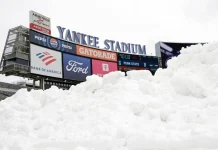 冬季风暴扰乱美国东北部和五大湖地区的假日出行