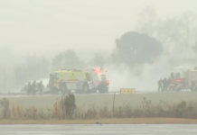 一架商务喷气式飞机在北卡地区机场坠毁并起火,造成多人死亡