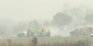 一架商务喷气式飞机在北卡地区机场坠毁并起火,造成多人死亡