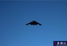 B-2轰炸机错过了雨中的玫瑰花车游行,但在玫瑰碗比赛中按时亮相