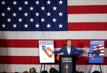 国防部长皮特·赫格塞斯参观长滩火箭工厂