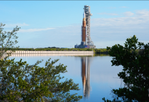 NASA新型月球火箭前往发射台,最早将于2月进行载人发射