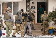 备忘录显示,移民官员拥有无需法官搜查令即可强行入室的广泛权力