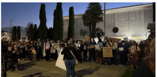 抗议者指责阿罕布拉警方与移民执法人员“勾结”