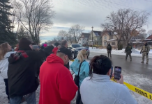 ICE官员在明尼阿波利斯移民执法行动中开枪打死一名女子