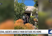 一男子在洛杉矶银湖区家门口被联邦特工逮捕