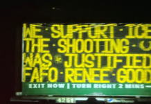 南加州高速公路旁广告牌被篡改,出现支持ICE的信息