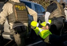 ICE的严厉打击令共和党和民主党在竞选中面临双重挑战