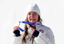 (米兰冬奥会6): 传奇高山滑雪运动员林赛·沃恩受伤,同伴为美国队获得首枚金牌