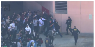 联邦执法人员在洛杉矶市中心抗议活动中与学生发生冲突受伤