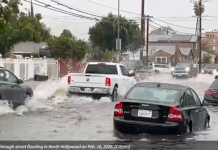 洛杉矶县遭遇突发洪水,街道和车辆被淹