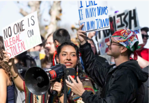 反移民执法局(ICE)抗议活动前,3名女性在尔湾一家商铺被拘留