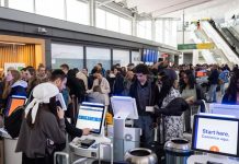 由于政府停摆导致旅客和安检人员工作受阻,美国机场移民官员的角色将得到加强