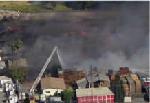 河滨市托盘堆场火灾,强风助长火势、人员被迫疏散