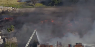 河滨市托盘堆场火灾,强风助长火势、人员被迫疏散