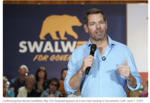 国会议员埃里克·斯瓦尔韦尔称性侵指控“完全是捏造的”,与此同时要求他退出加州州长竞选的呼声日益高涨