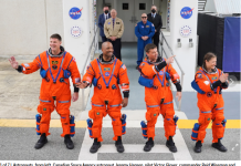 美联社YouTube直播 阿耳忒弥斯二号宇航员已系好安全带进入猎户座飞船