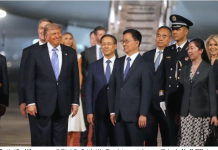 特朗普总统抵达北京 韩正接机