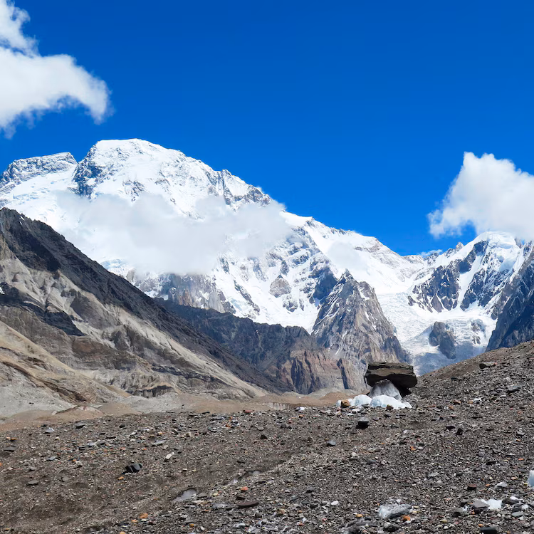 包括著名登山家尼尔马尔·普尔贾、美国人和中国人在内的10名登山者在巴基斯坦遭遇雪崩后遇难